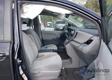 2018 Toyota Sienna Le 7 Passenger z USA, uszkodzony, nr VIN 5TDJZ3DC4JS205058